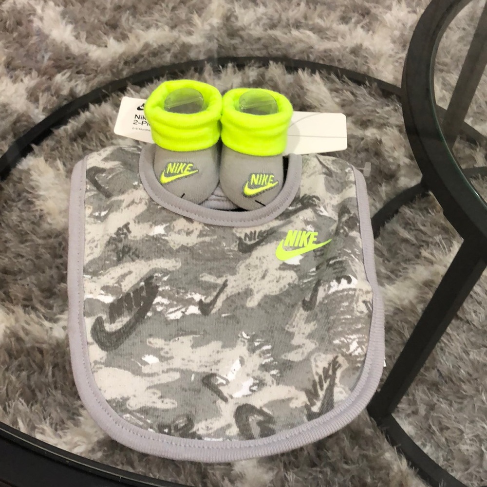 Nike bib and booties set new with tag